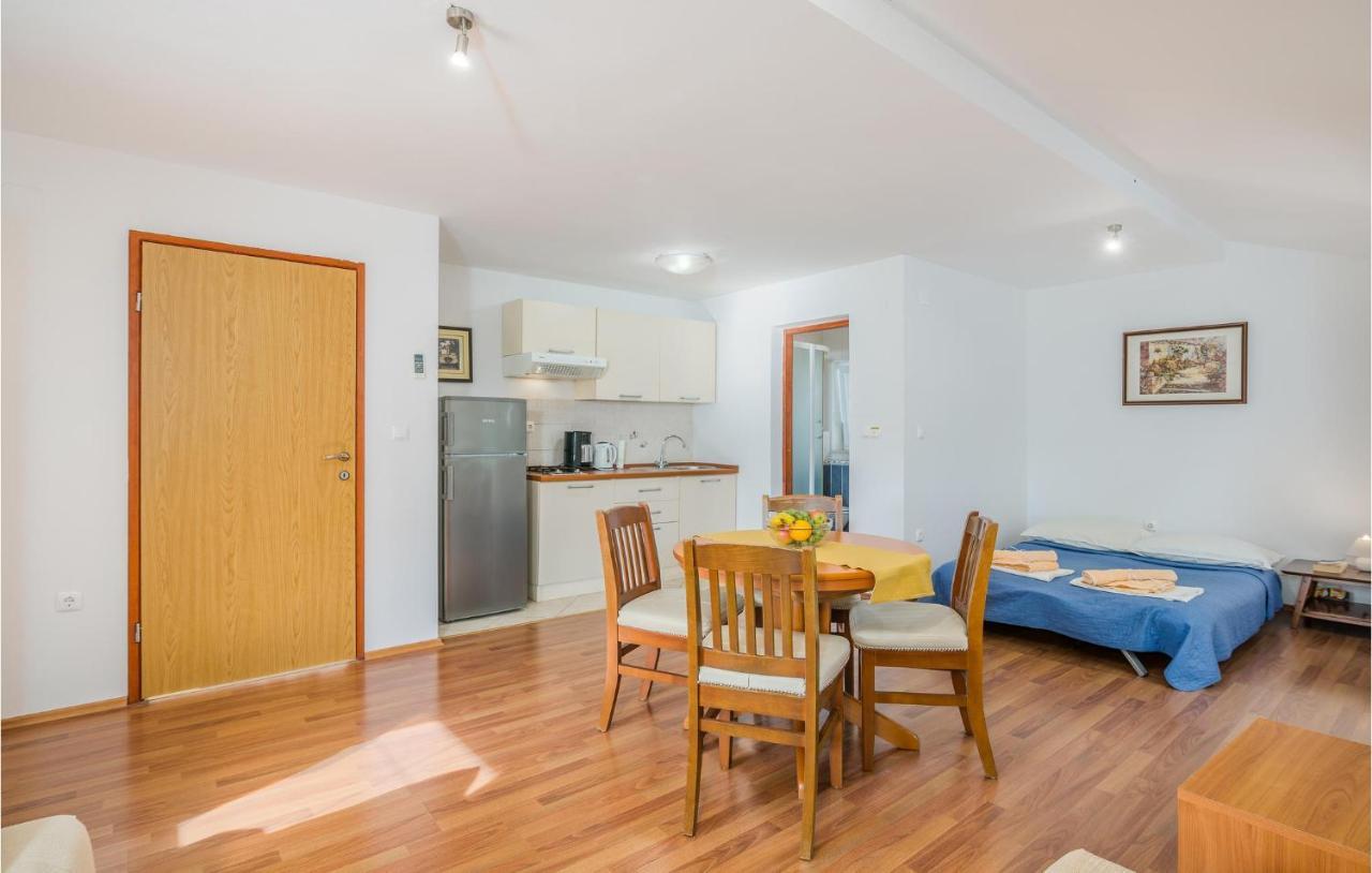 Nice Apartment In Malinska Dubasnica With Kitchen Экстерьер фото