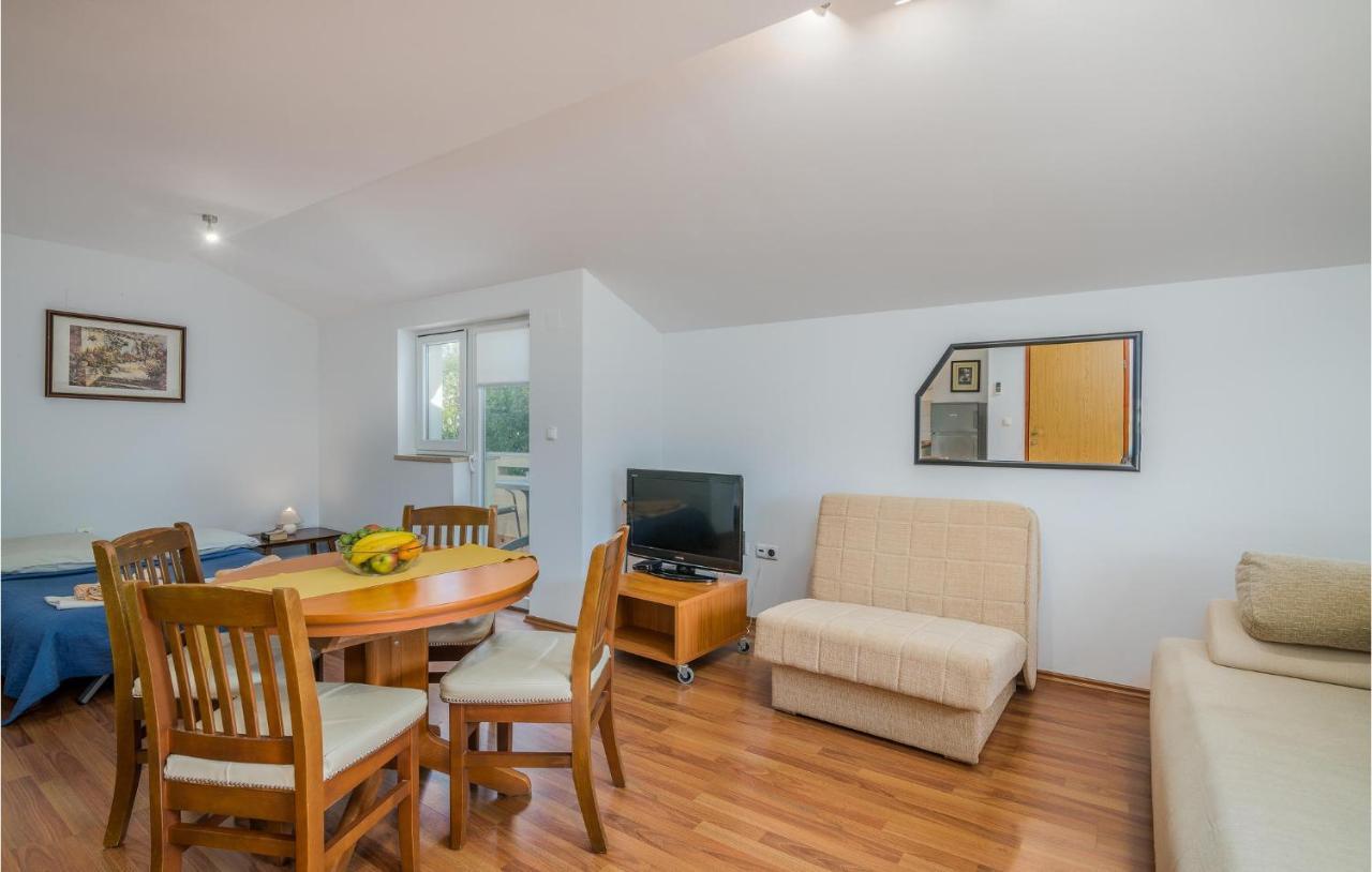 Nice Apartment In Malinska Dubasnica With Kitchen Экстерьер фото